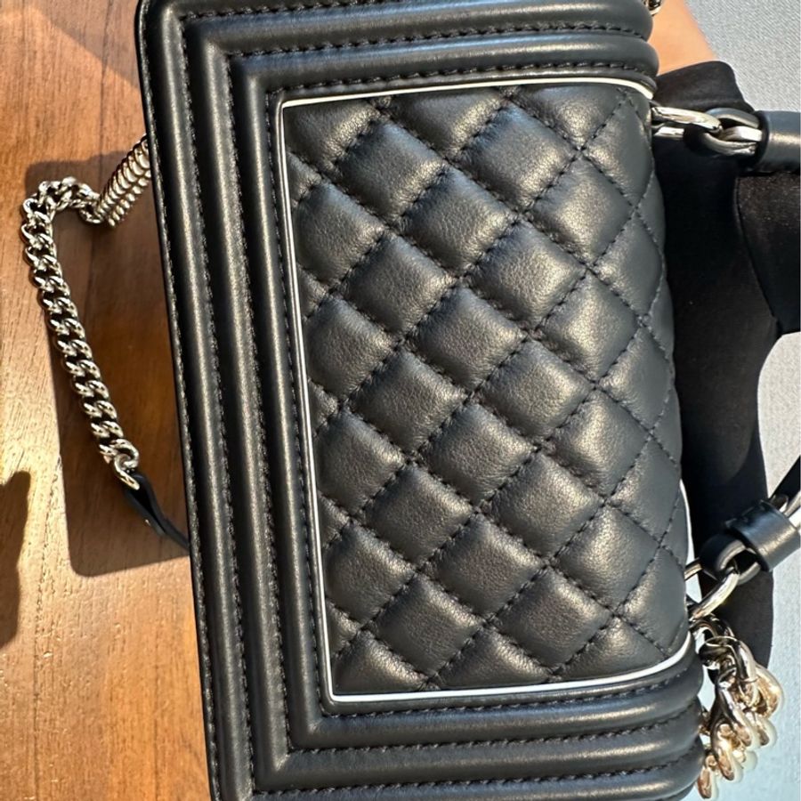 Chanel 19s黑色光面牛皮金扣手柄款Leboy小號 黑白熊貓手柄可提可背-5