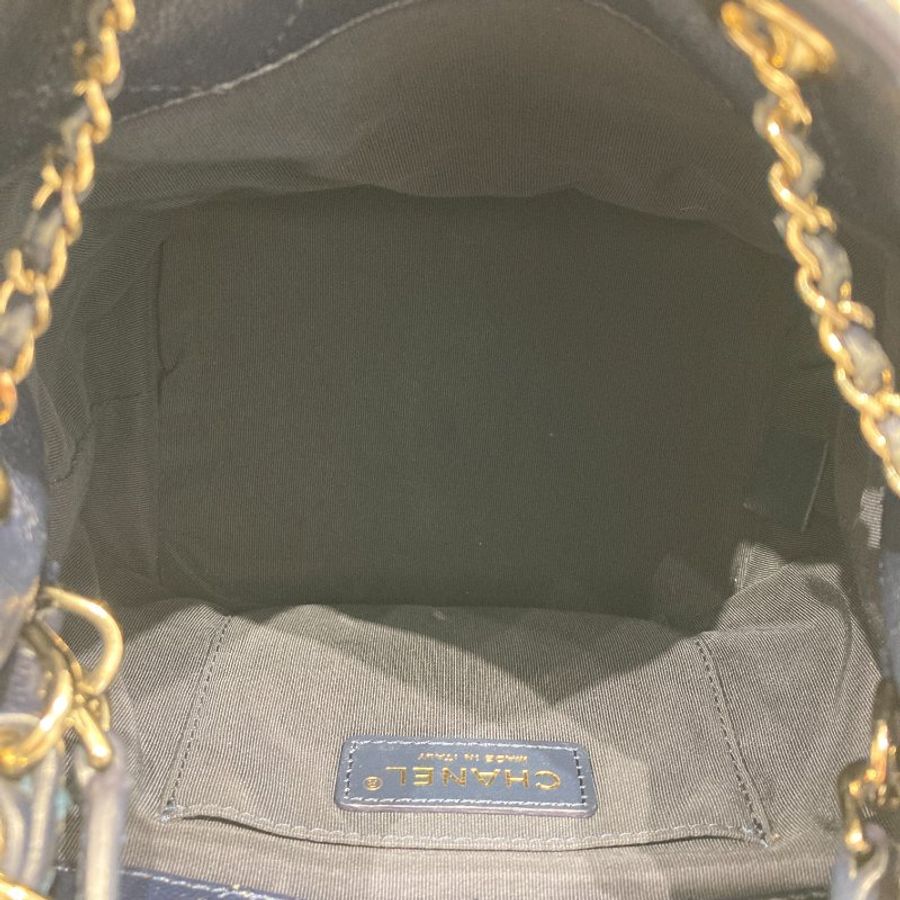 CHANEL 香奈兒 AS0894 CC Logo 菱格紋抽繩束口水桶包 深藍色 皮革 金釦-10