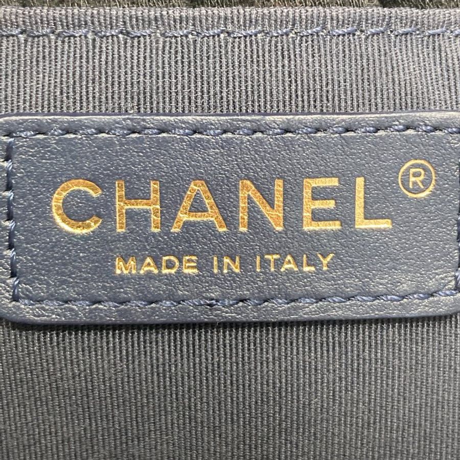 CHANEL 香奈兒 AS0894 CC Logo 菱格紋抽繩束口水桶包 深藍色 皮革 金釦-11
