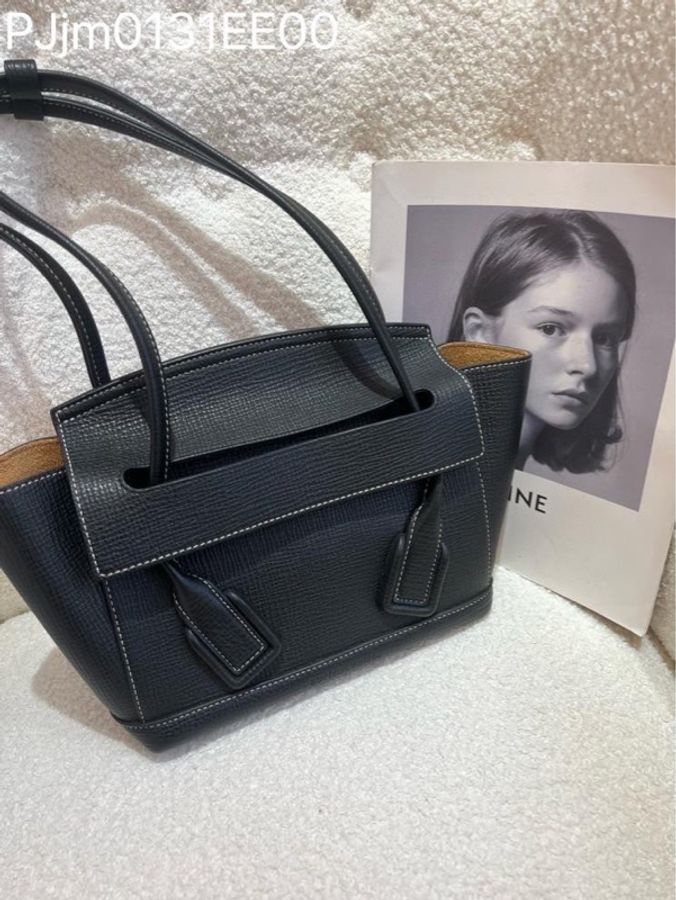 99新Bottega VenetaArco33黑色 全皮小號手提單肩包-1