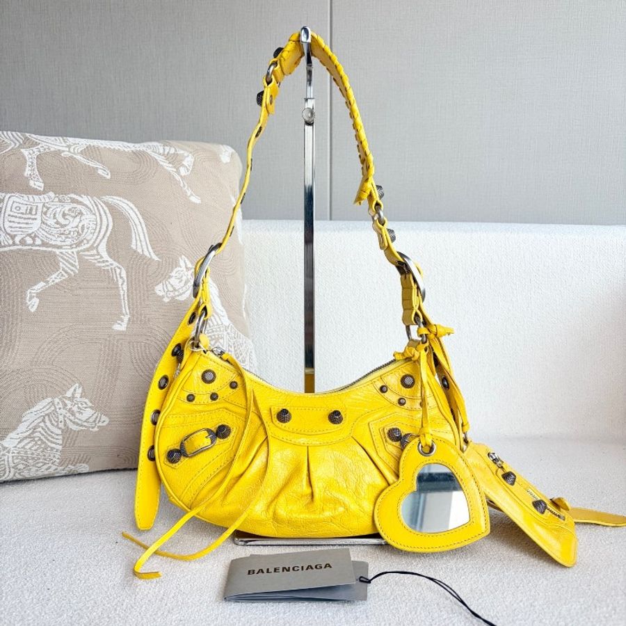 98新 Balenciaga巴黎世家 Le Cagole半月機車包
小雞黃-2