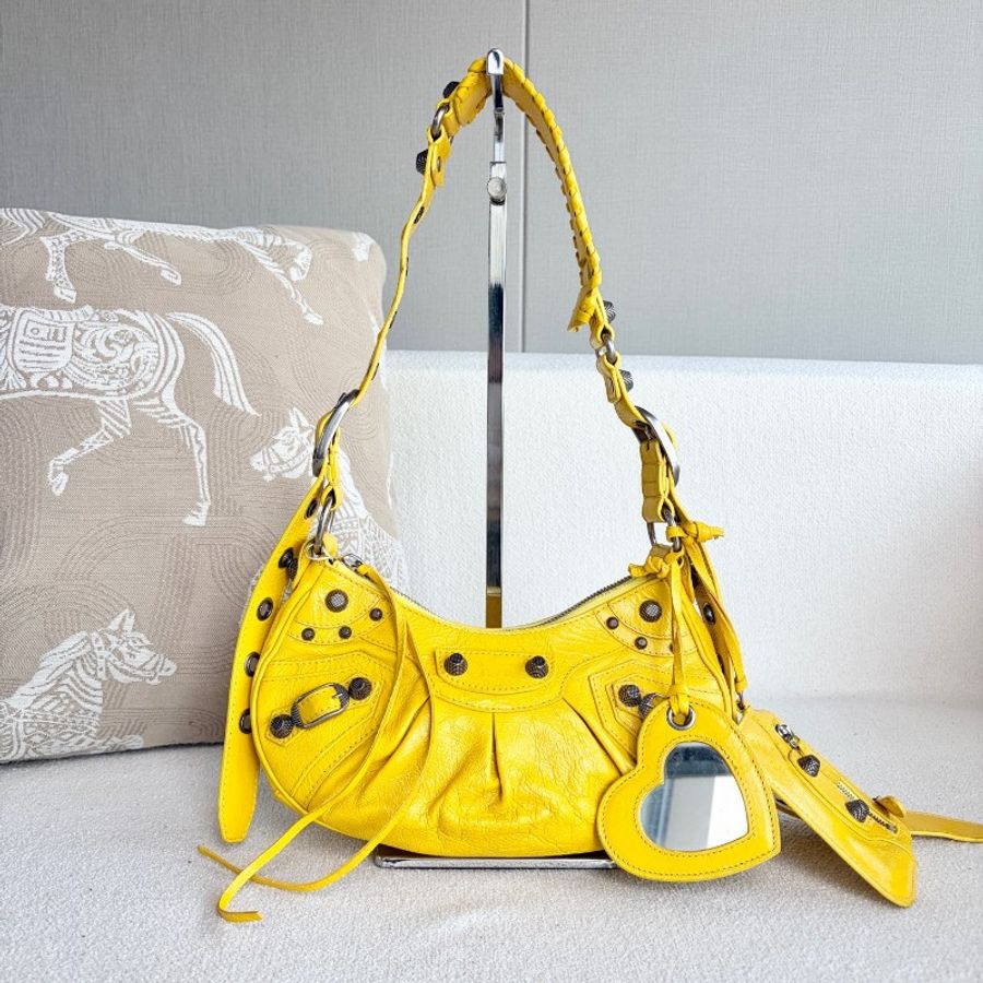 98新 Balenciaga巴黎世家 Le Cagole半月機車包
小雞黃-3