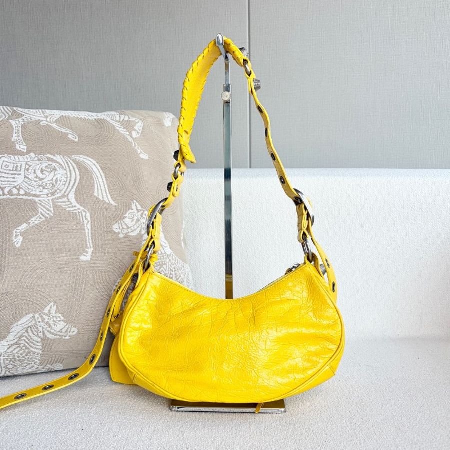 98新 Balenciaga巴黎世家 Le Cagole半月機車包
小雞黃-7