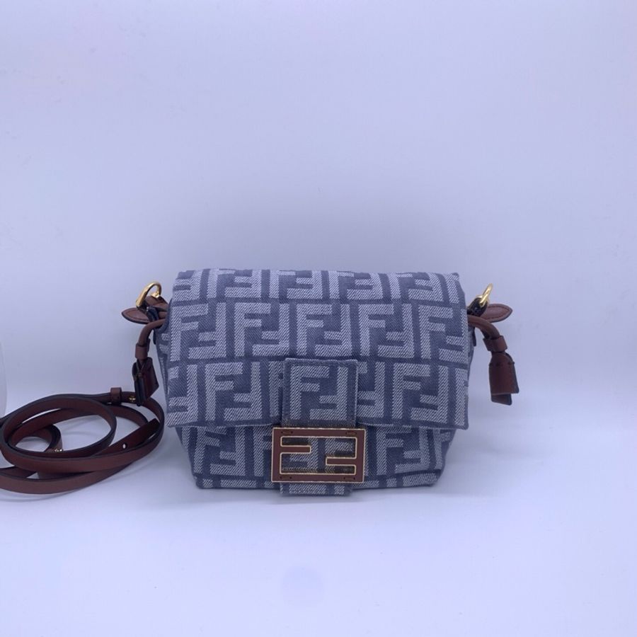 Fendi 芬迪Mamma Baguette 淺藍色FF老花丹寧牛仔手提單肩包 配有抽繩開合 可手提 也可斜挎-0