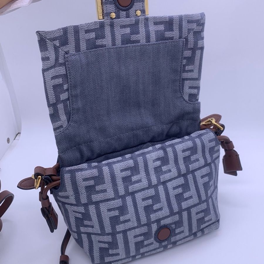 Fendi 芬迪Mamma Baguette 淺藍色FF老花丹寧牛仔手提單肩包 配有抽繩開合 可手提 也可斜挎-4
