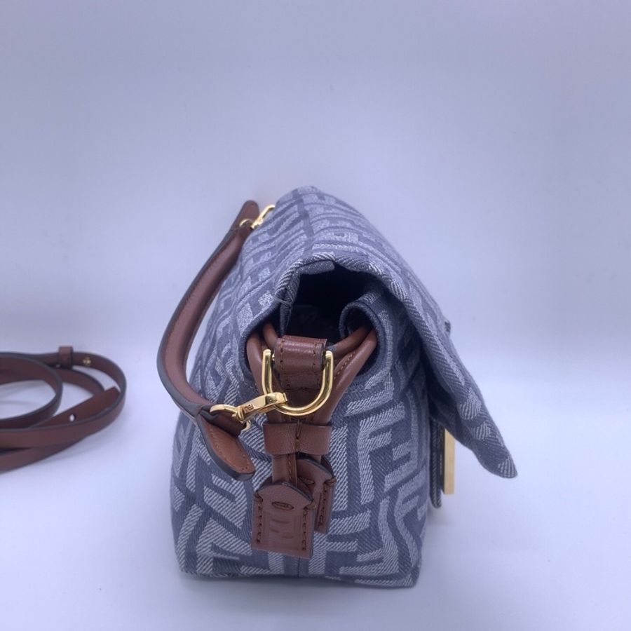 Fendi 芬迪Mamma Baguette 淺藍色FF老花丹寧牛仔手提單肩包 配有抽繩開合 可手提 也可斜挎-5