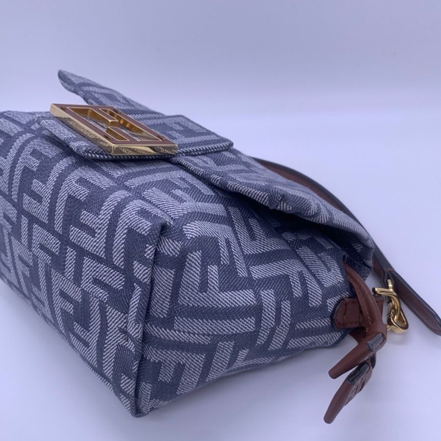 Fendi 芬迪Mamma Baguette 淺藍色FF老花丹寧牛仔手提單肩包 配有抽繩開合 可手提 也可斜挎-7
