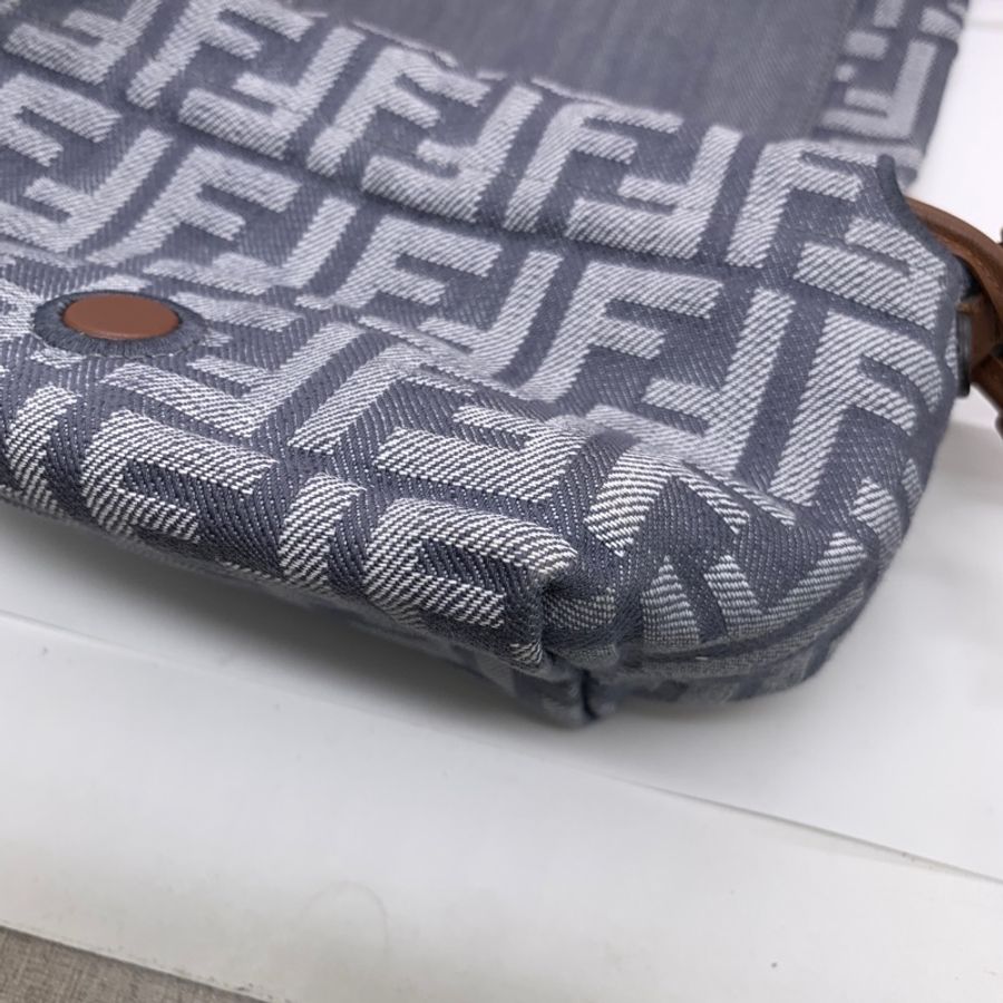 Fendi 芬迪Mamma Baguette 淺藍色FF老花丹寧牛仔手提單肩包 配有抽繩開合 可手提 也可斜挎-11
