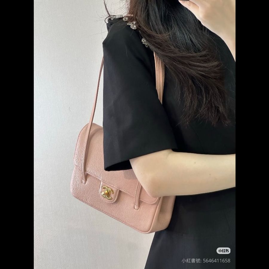 Chanel香奈兒 Preppy coco
櫻花粉荔枝紋皮金扣
閒置新✨️-0