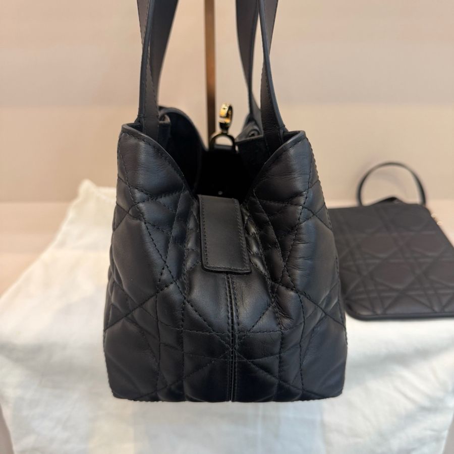 迪奧/Dior Toujours 黑色牛皮革超大藤格紋 土著小號黑色金扣 手提包托特包肩背包子母包-3