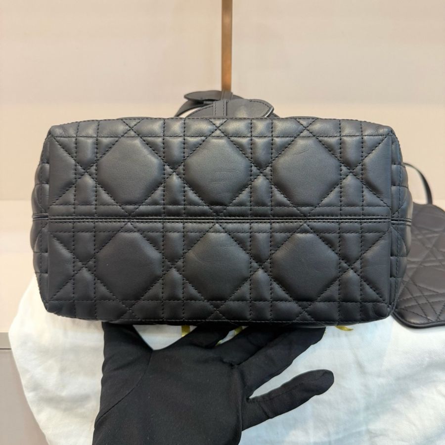 迪奧/Dior Toujours 黑色牛皮革超大藤格紋 土著小號黑色金扣 手提包托特包肩背包子母包-4