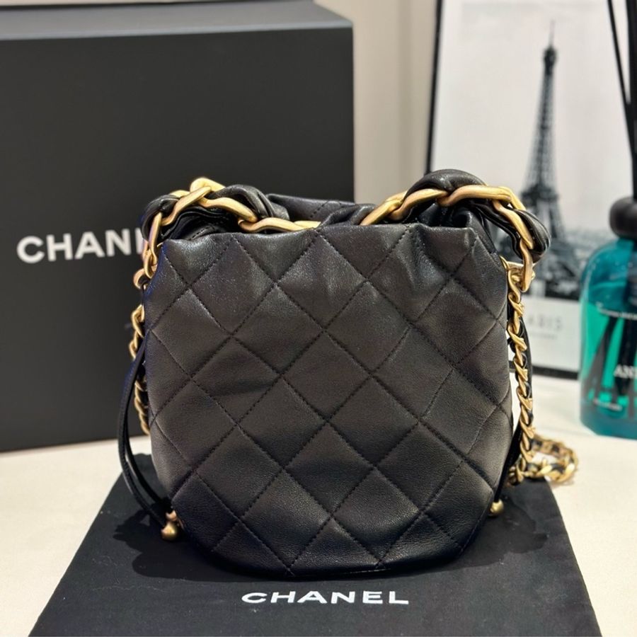 ✨Chanel香奈兒 黑金菱格雙金珠抽繩水桶包手提包斜挎包肩背包-1