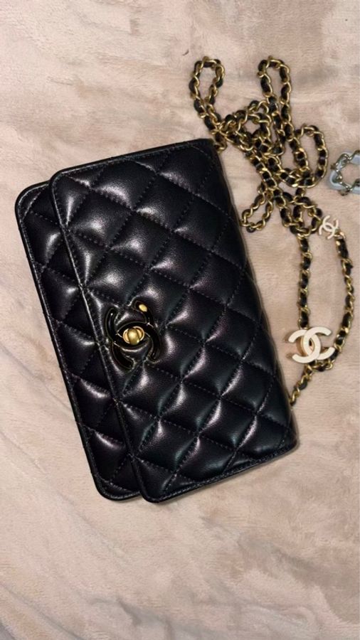 香奈兒CHANEL 黑色羊皮 WOC Wallet On Chain 黑金 菱格紋 琺瑯CC 白色雙C吊飾 鏈條包 斜背包 24a-1