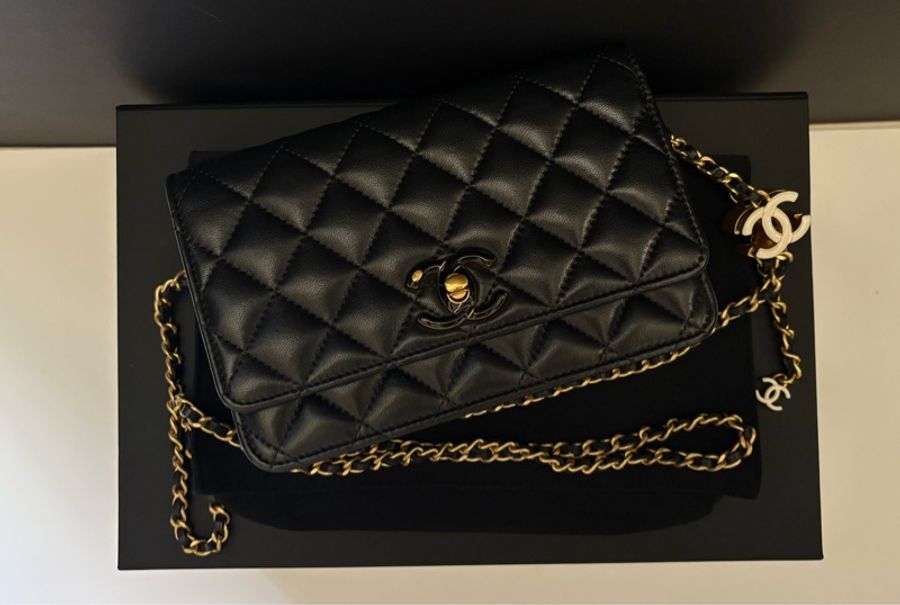 香奈兒CHANEL 黑色羊皮 WOC Wallet On Chain 黑金 菱格紋 琺瑯CC 白色雙C吊飾 鏈條包 斜背包 24a-3