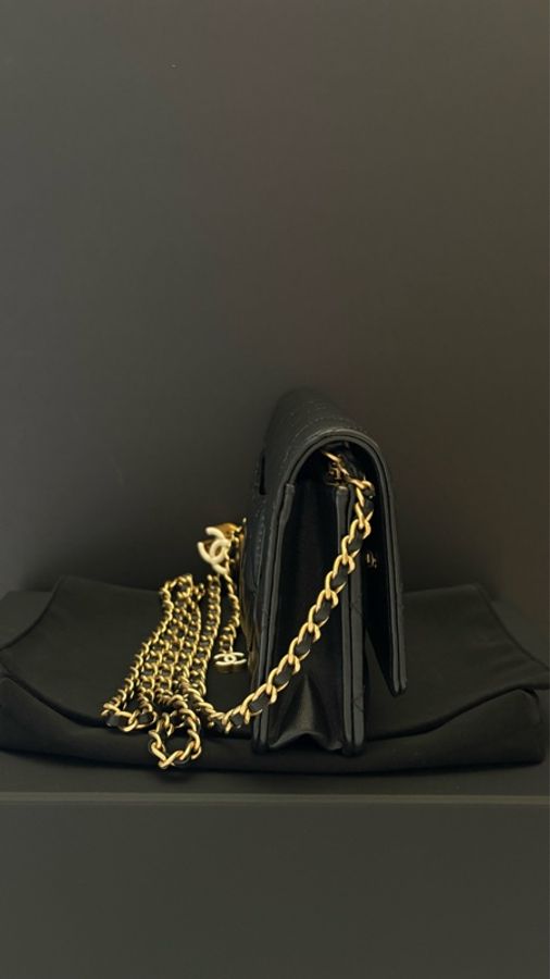 香奈兒CHANEL 黑色羊皮 WOC Wallet On Chain 黑金 菱格紋 琺瑯CC 白色雙C吊飾 鏈條包 斜背包 24a-5