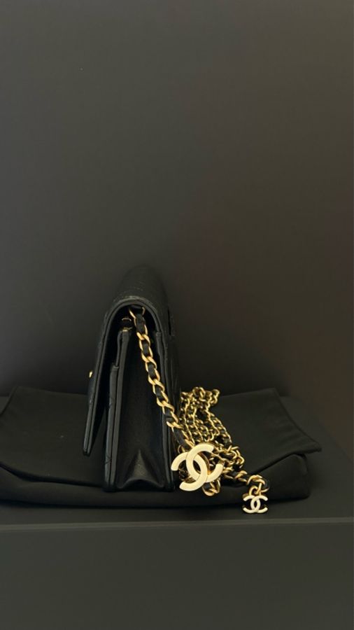 香奈兒CHANEL 黑色羊皮 WOC Wallet On Chain 黑金 菱格紋 琺瑯CC 白色雙C吊飾 鏈條包 斜背包 24a-6