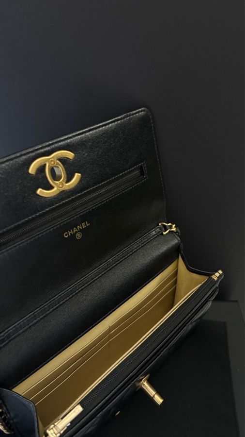 香奈兒CHANEL 黑色羊皮 WOC Wallet On Chain 黑金 菱格紋 琺瑯CC 白色雙C吊飾 鏈條包 斜背包 24a-7