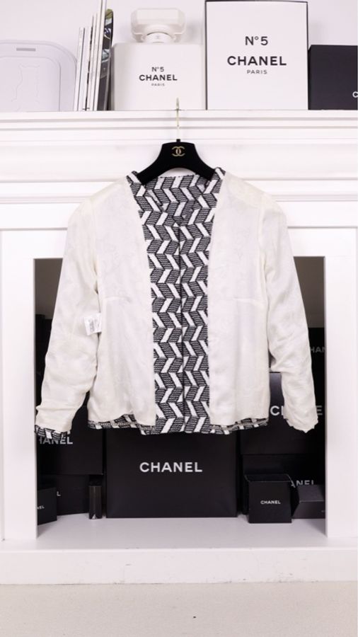 Chanel 16年航空机场系列斜条几何纹黑白外套FR46 23/10-5
