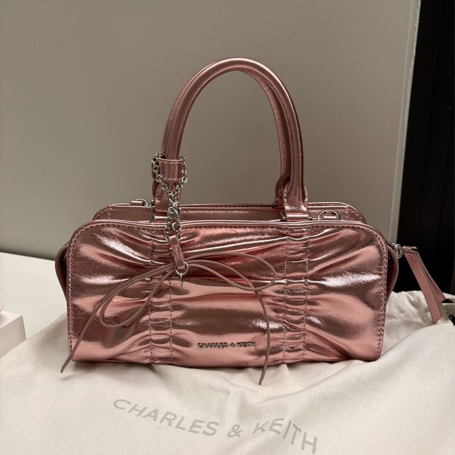 小Ck CHARLES & KEITH 金屬粉色蝴蝶結抓皺保齡球包-0