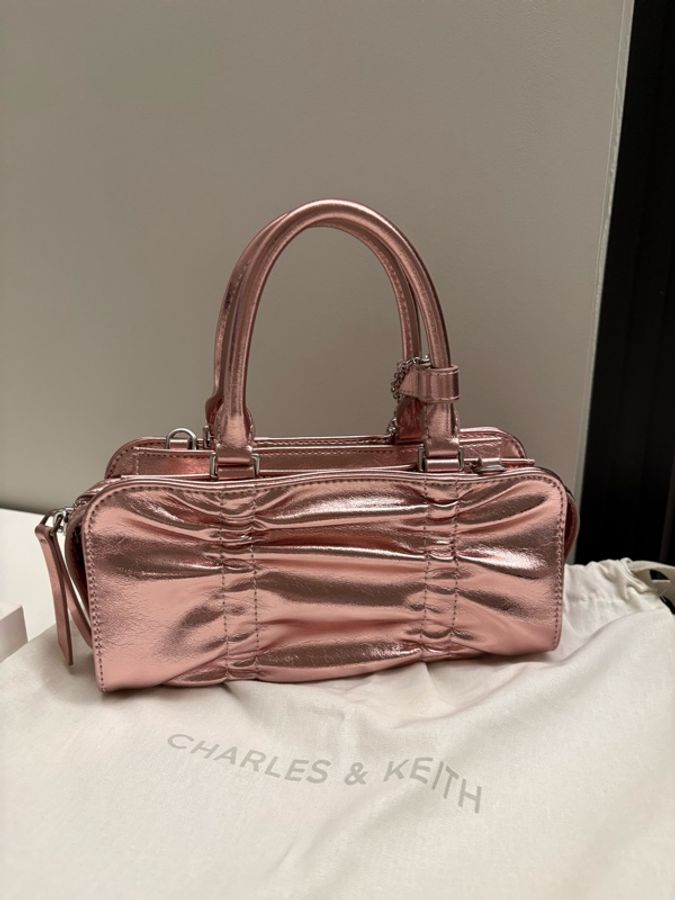 小Ck CHARLES & KEITH 金屬粉色蝴蝶結抓皺保齡球包-1
