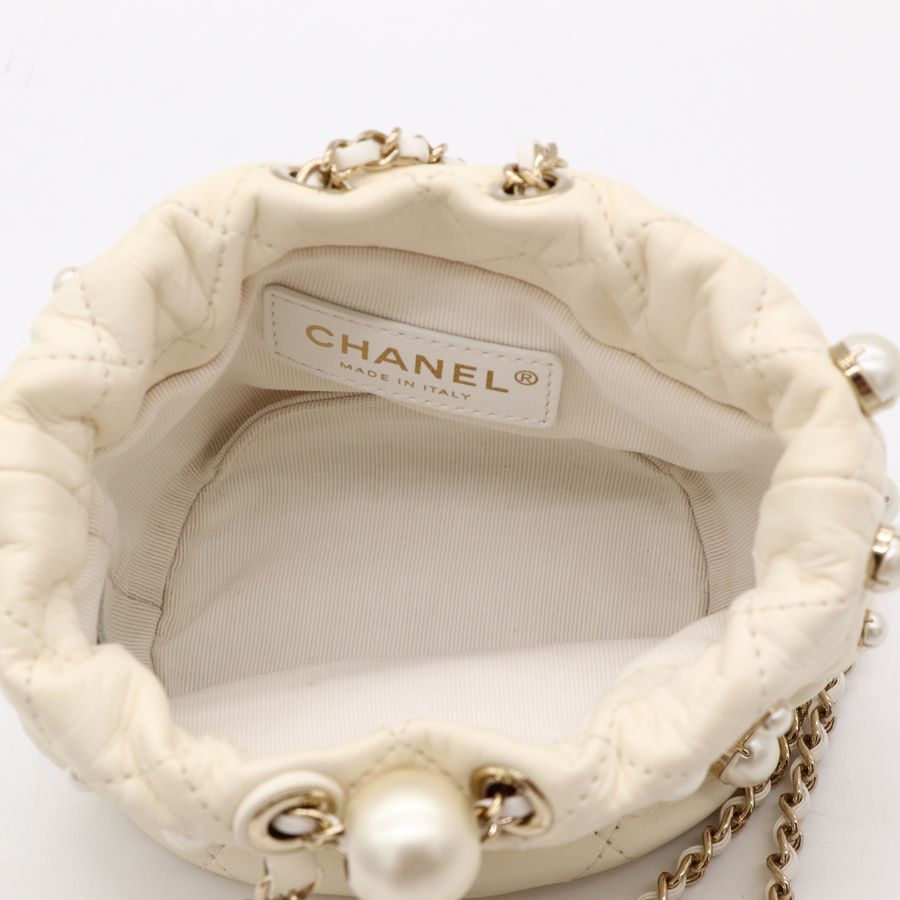 可愛小包❤️Chanel 香奈兒 經典菱格紋小羊皮 珍珠點綴 雙C皮穿鏈抽繩水桶包 斜背包-6