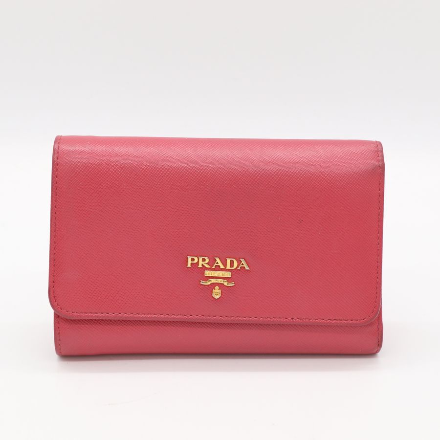 PRADA Saffiano 珊瑚紅 防刮皮革金標翻蓋中夾-1