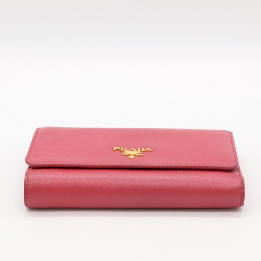 PRADA Saffiano 珊瑚紅 防刮皮革金標翻蓋中夾-3