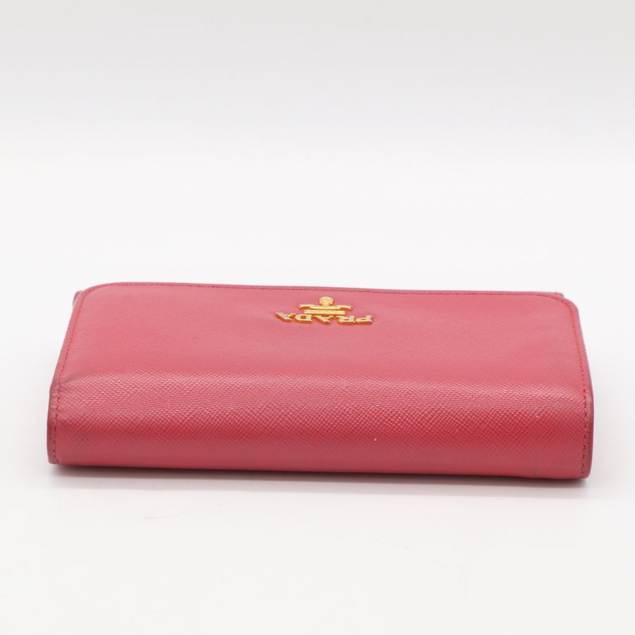 PRADA Saffiano 珊瑚紅 防刮皮革金標翻蓋中夾-4