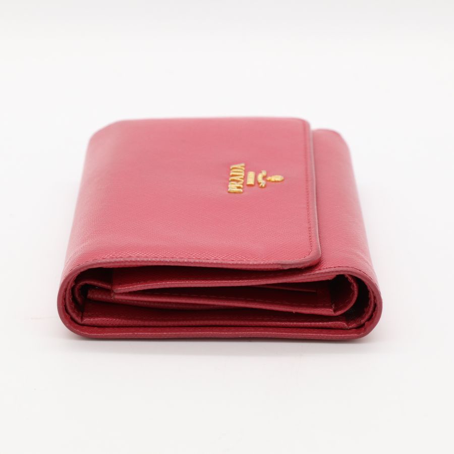 PRADA Saffiano 珊瑚紅 防刮皮革金標翻蓋中夾-5