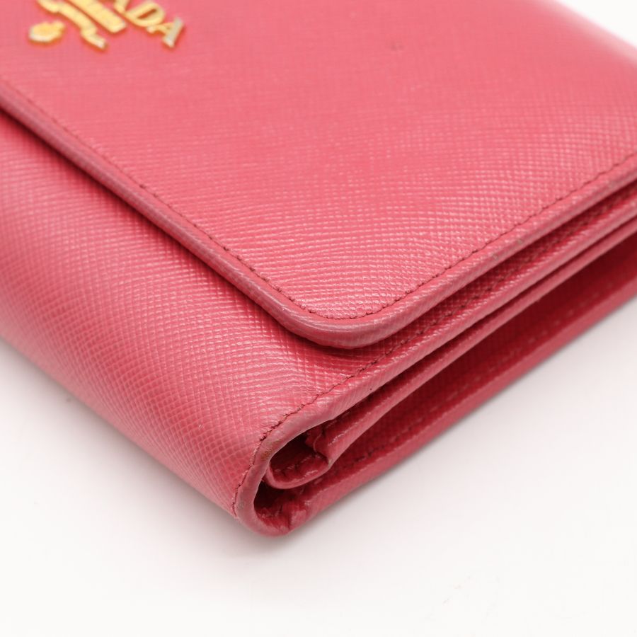 PRADA Saffiano 珊瑚紅 防刮皮革金標翻蓋中夾-8
