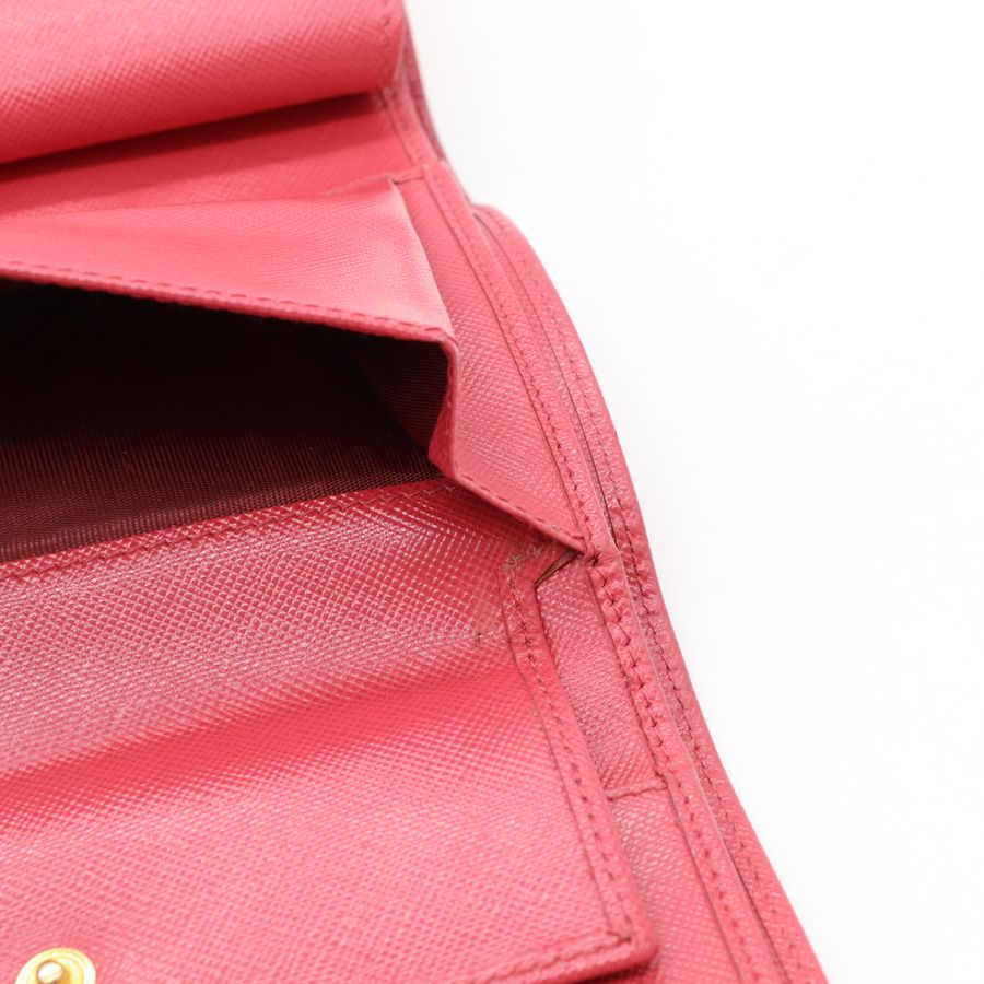 PRADA Saffiano 珊瑚紅 防刮皮革金標翻蓋中夾-18