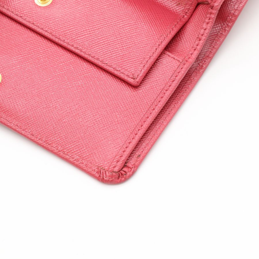 PRADA Saffiano 珊瑚紅 防刮皮革金標翻蓋中夾-19
