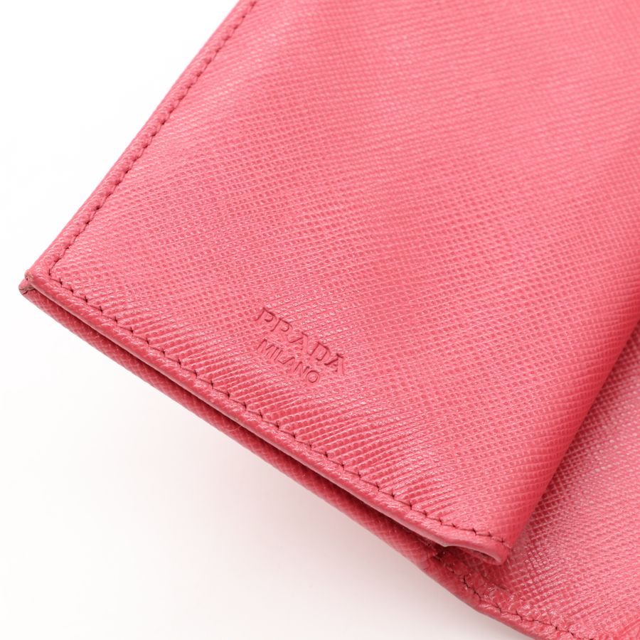PRADA Saffiano 珊瑚紅 防刮皮革金標翻蓋中夾-21