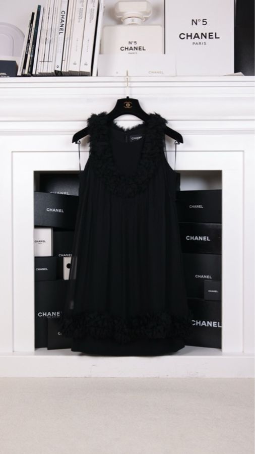 Chanel 06年秀款黑色毛毛滚边网纱无袖连衣裙-0