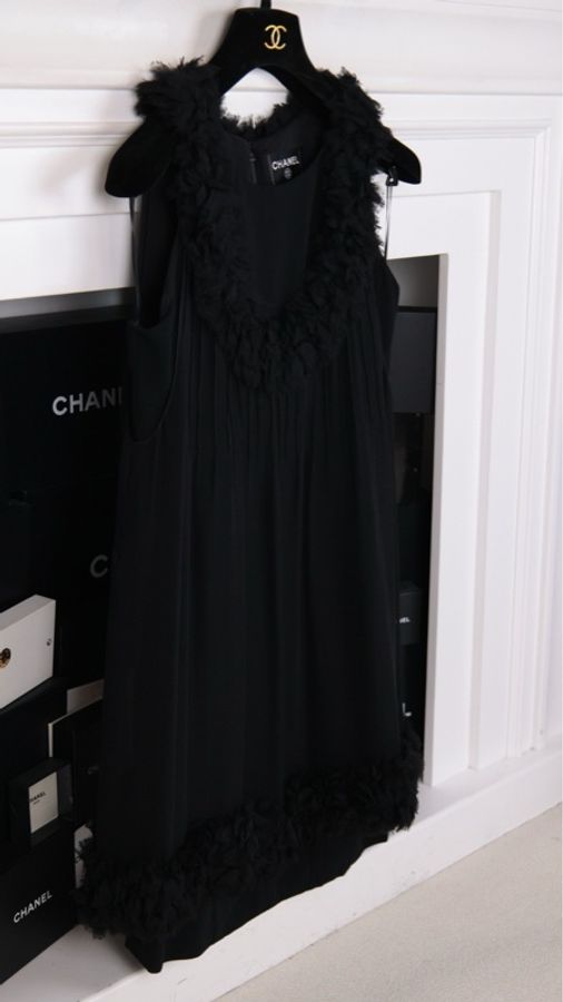 Chanel 06年秀款黑色毛毛滚边网纱无袖连衣裙-8
