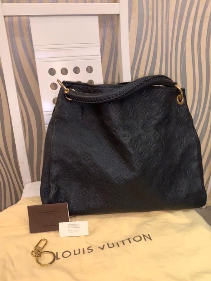 極新Louis Vuitton Artsy MM LV壓紋 包黑色 Monogram Empreinte 壓紋粒面牛皮皮革 金屬配件手工編織提把優雅流浪 hobo通勤包大包媽媽包路易威登包包肩背包手提包手拿包 單肩包 低調精品 質感-0