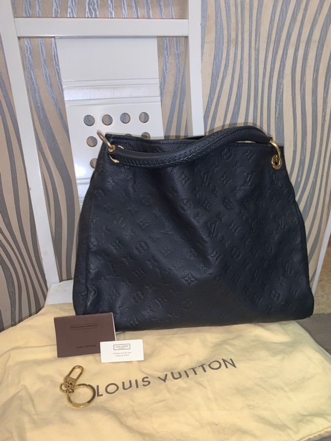 極新Louis Vuitton Artsy MM LV壓紋 包黑色 Monogram Empreinte 壓紋粒面牛皮皮革 金屬配件手工編織提把優雅流浪 hobo通勤包大包媽媽包路易威登包包肩背包手提包手拿包 單肩包 低調精品 質感-1