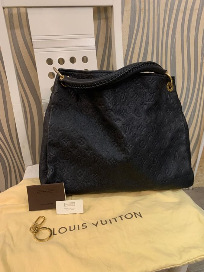 極新Louis Vuitton Artsy MM LV壓紋 包黑色 Monogram Empreinte 壓紋粒面牛皮皮革 金屬配件手工編織提把優雅流浪 hobo通勤包大包媽媽包路易威登包包肩背包手提包手拿包 單肩包 低調精品 質感-2