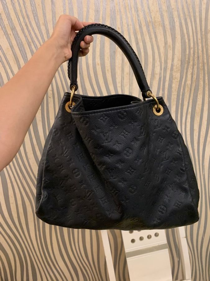 極新Louis Vuitton Artsy MM LV壓紋 包黑色 Monogram Empreinte 壓紋粒面牛皮皮革 金屬配件手工編織提把優雅流浪 hobo通勤包大包媽媽包路易威登包包肩背包手提包手拿包 單肩包 低調精品 質感-4