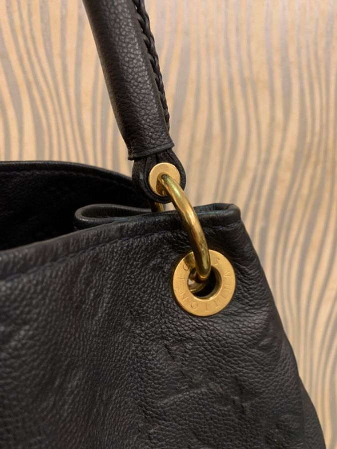 極新Louis Vuitton Artsy MM LV壓紋 包黑色 Monogram Empreinte 壓紋粒面牛皮皮革 金屬配件手工編織提把優雅流浪 hobo通勤包大包媽媽包路易威登包包肩背包手提包手拿包 單肩包 低調精品 質感-6