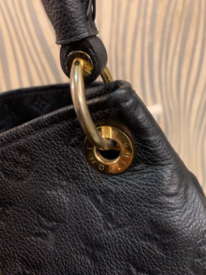 極新Louis Vuitton Artsy MM LV壓紋 包黑色 Monogram Empreinte 壓紋粒面牛皮皮革 金屬配件手工編織提把優雅流浪 hobo通勤包大包媽媽包路易威登包包肩背包手提包手拿包 單肩包 低調精品 質感-7