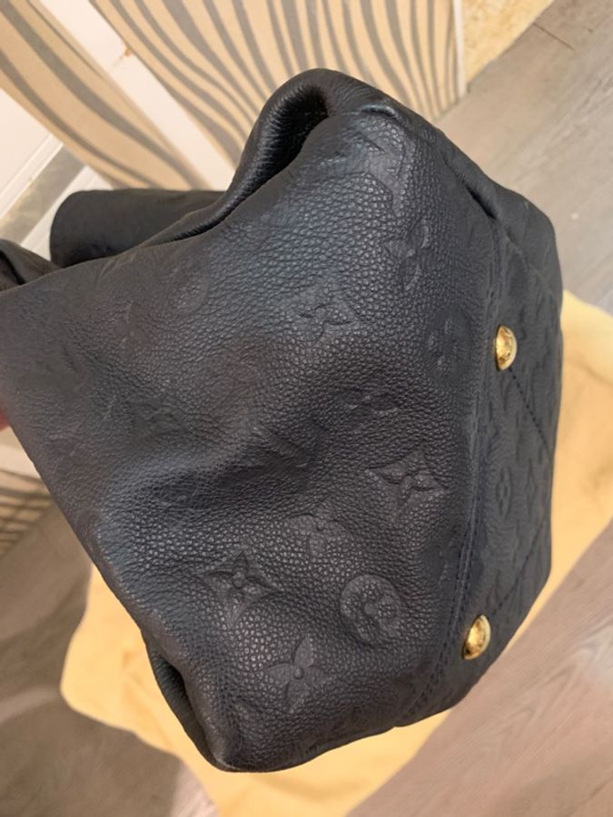 極新Louis Vuitton Artsy MM LV壓紋 包黑色 Monogram Empreinte 壓紋粒面牛皮皮革 金屬配件手工編織提把優雅流浪 hobo通勤包大包媽媽包路易威登包包肩背包手提包手拿包 單肩包 低調精品 質感-9