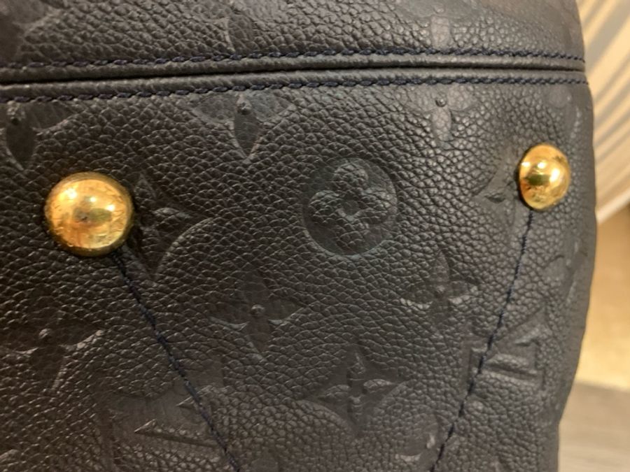 極新Louis Vuitton Artsy MM LV壓紋 包黑色 Monogram Empreinte 壓紋粒面牛皮皮革 金屬配件手工編織提把優雅流浪 hobo通勤包大包媽媽包路易威登包包肩背包手提包手拿包 單肩包 低調精品 質感-14