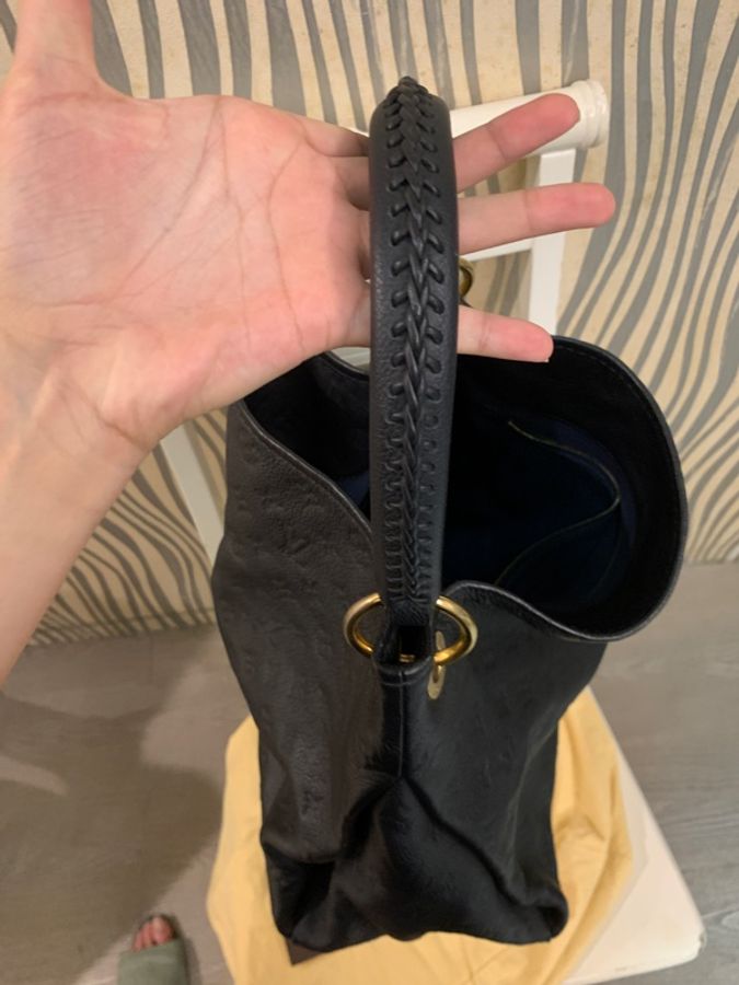 極新Louis Vuitton Artsy MM LV壓紋 包黑色 Monogram Empreinte 壓紋粒面牛皮皮革 金屬配件手工編織提把優雅流浪 hobo通勤包大包媽媽包路易威登包包肩背包手提包手拿包 單肩包 低調精品 質感-15