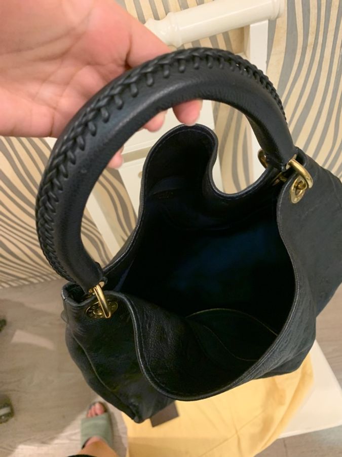 極新Louis Vuitton Artsy MM LV壓紋 包黑色 Monogram Empreinte 壓紋粒面牛皮皮革 金屬配件手工編織提把優雅流浪 hobo通勤包大包媽媽包路易威登包包肩背包手提包手拿包 單肩包 低調精品 質感-16