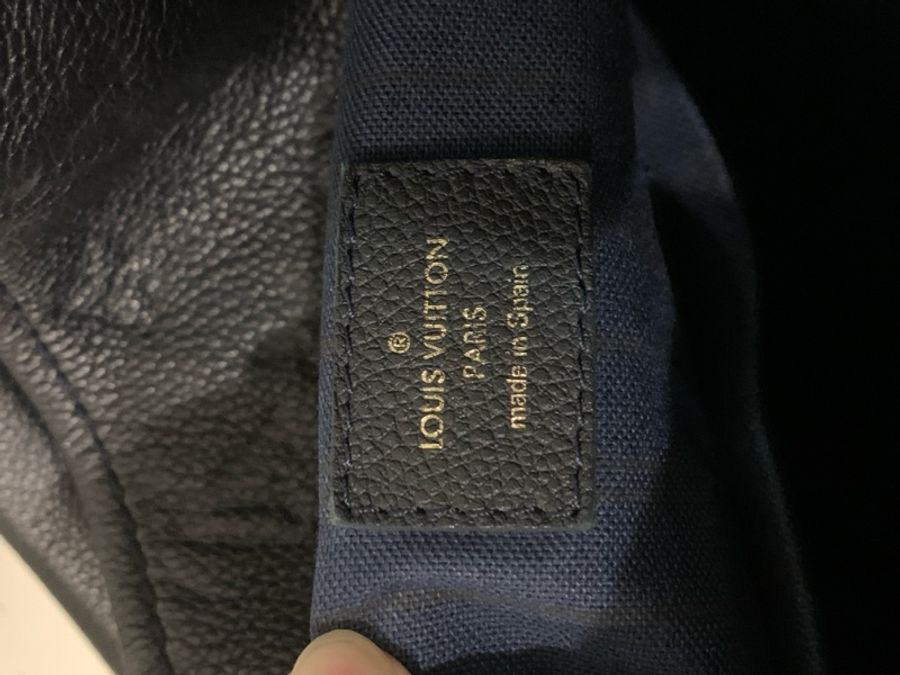極新Louis Vuitton Artsy MM LV壓紋 包黑色 Monogram Empreinte 壓紋粒面牛皮皮革 金屬配件手工編織提把優雅流浪 hobo通勤包大包媽媽包路易威登包包肩背包手提包手拿包 單肩包 低調精品 質感-17