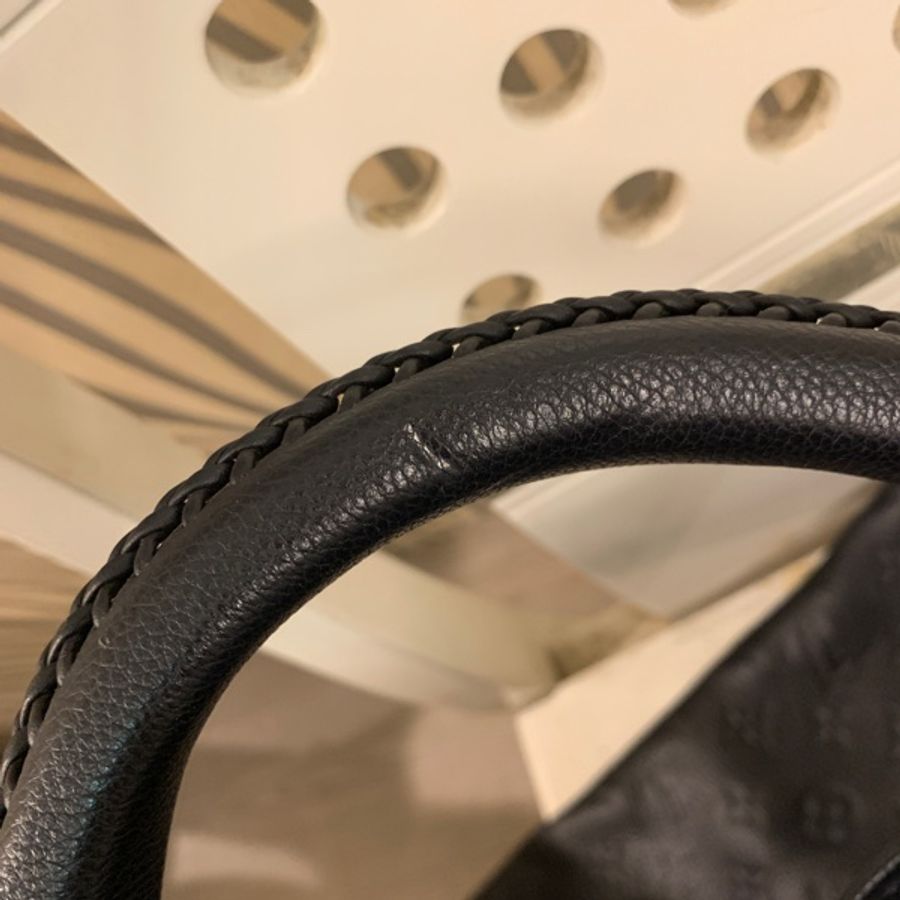 極新Louis Vuitton Artsy MM LV壓紋 包黑色 Monogram Empreinte 壓紋粒面牛皮皮革 金屬配件手工編織提把優雅流浪 hobo通勤包大包媽媽包路易威登包包肩背包手提包手拿包 單肩包 低調精品 質感-21