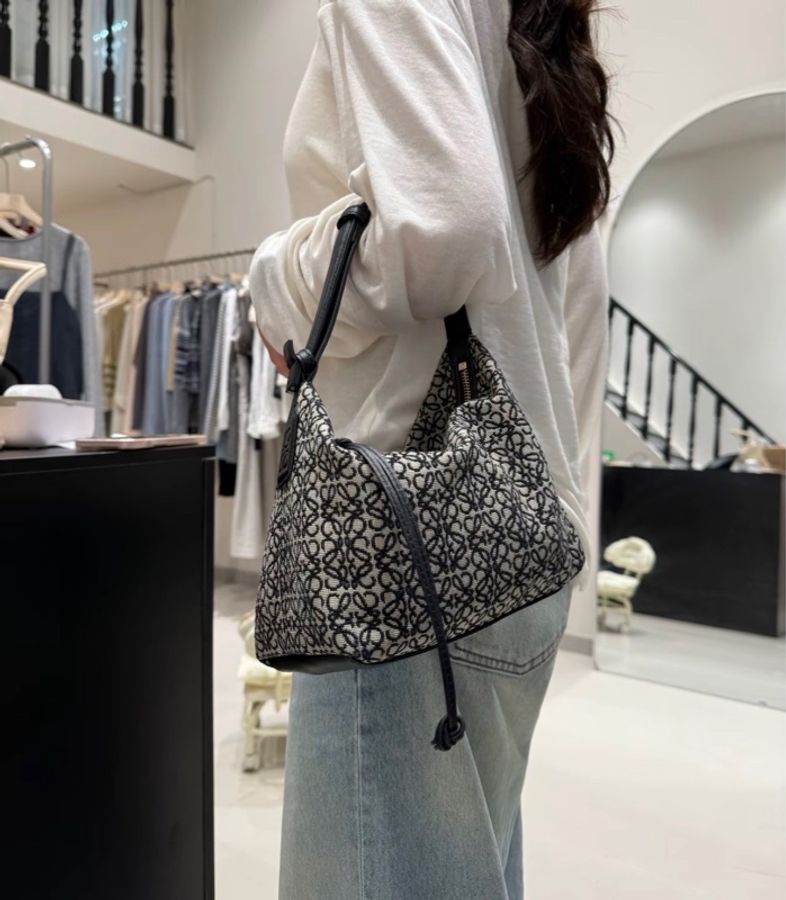 LOEWE 羅意威 Cubi Anagram壓紋可調節肩帶 織物拼牛皮飯盒包 手提單肩包 小號 女款 附件:塵袋 尺寸:26-13-16.5cm-1