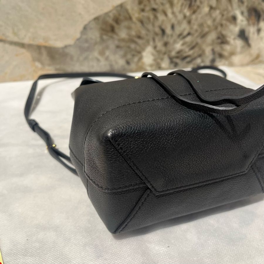 Louis Vuitton 黑金牛皮LockMe後背包-5