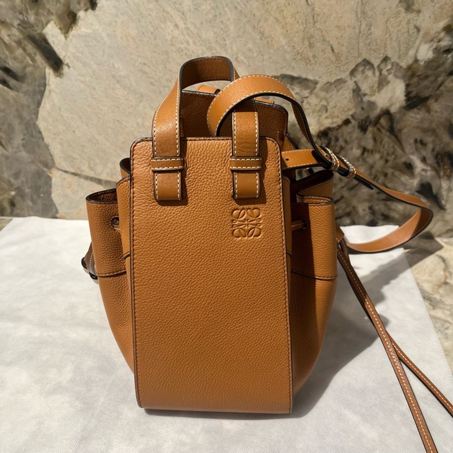Loewe棕色牛皮Hammock小號-1